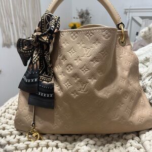 Louis Vuitton Monogram Empreinte Artsy MM
Beige Leather